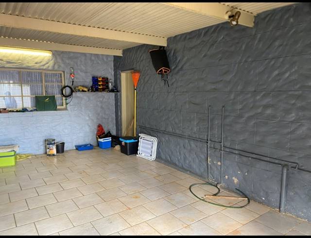 6 BEDROOM HOUSE FOR SALE IN GROOTVALY